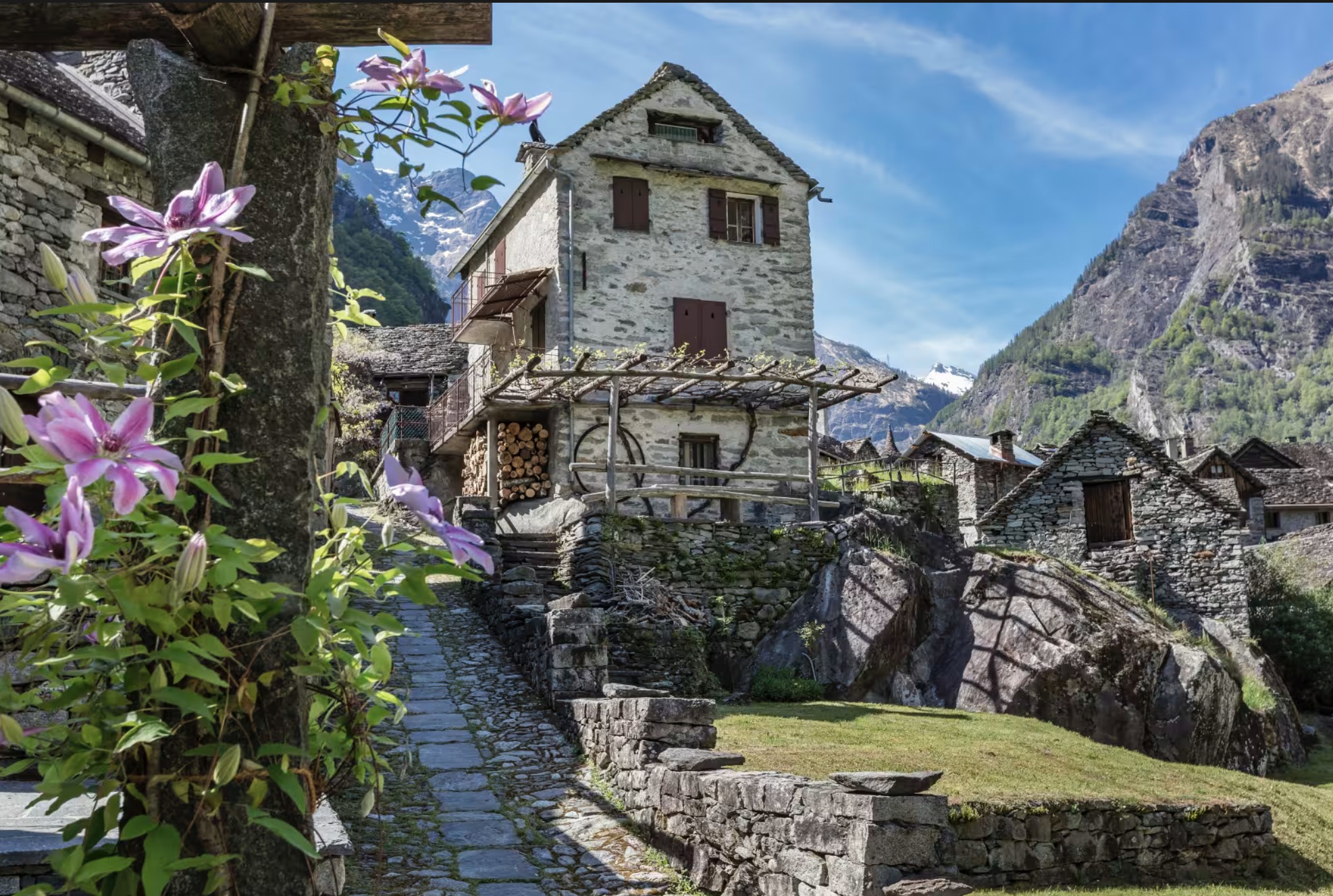 Stone house in Valle Maggia, Ticino